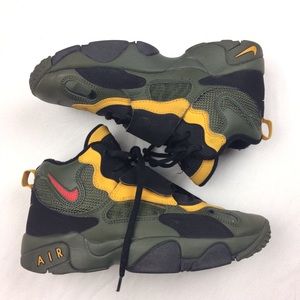 Nike Boys 5.5Y Basketball Sneakers